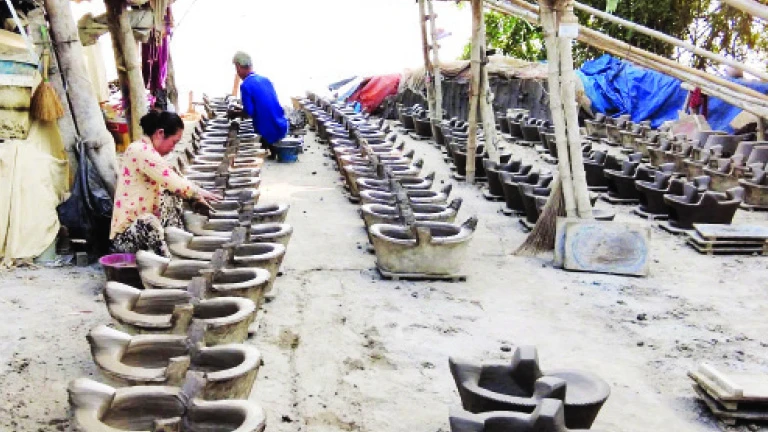  Gia đình chị Phan Thị Tạo mỗi mùa Tết làm hơn 1.000 chiếc lò đất. 