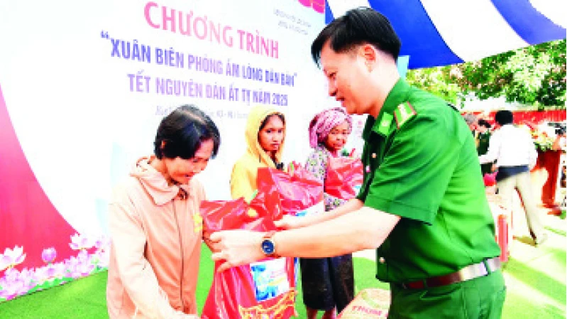 Nhân dân trên tuyến biên giới Bình Phước nhận quà từ Chương trình "Xuân biên phòng-Ấm lòng dân bản".