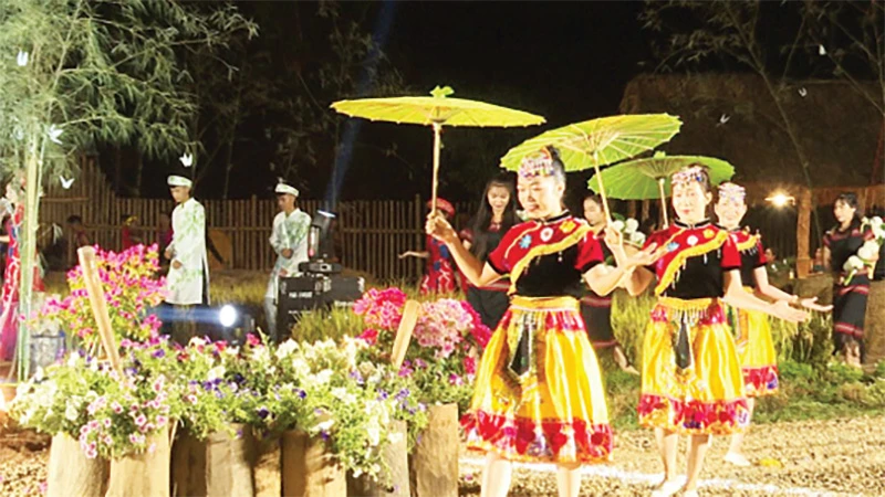 Trình diễn áo dài và thổ cẩm truyền thống các dân tộc huyện Đăk Hà, tỉnh Kon Tum. 