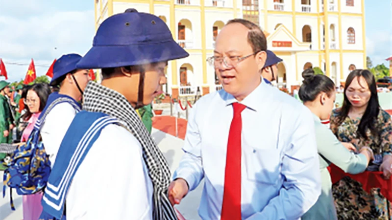 Lãnh đạo Tỉnh ủy Cà Mau choàng khăn, tặng hoa chúc mừng tân binh lên đường nhập ngũ.