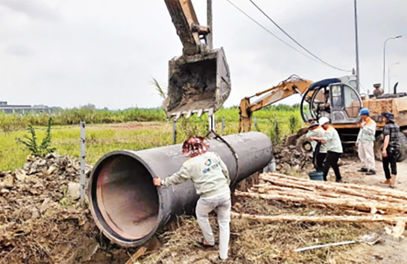 Nhà máy nước Nhị Thành đẩy nhanh tiến độ thi công tuyến ống dẫn nước thô từ hệ thống ngọt hóa Rạch Chanh (xã Lợi Bình Nhơn, thành phố Tân An) về nhà máy để phục vụ nhân dân.