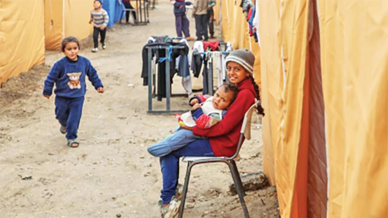 Người dân Palestine tại trại tị nạn ở Gaza. (Ảnh TÂN HOA XÃ) 