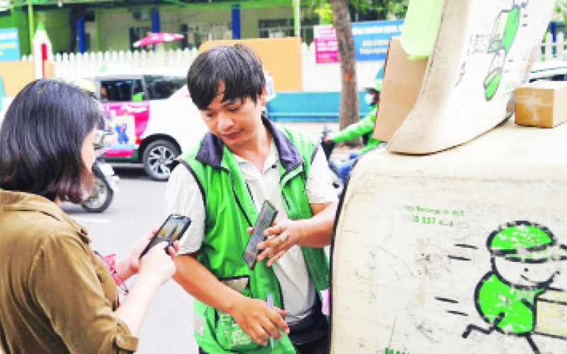 Giao dịch hàng hóa qua thương mại điện tử ngày càng phổ biến tại Thành phố Hồ Chí Minh. (Ảnh THẾ ANH)