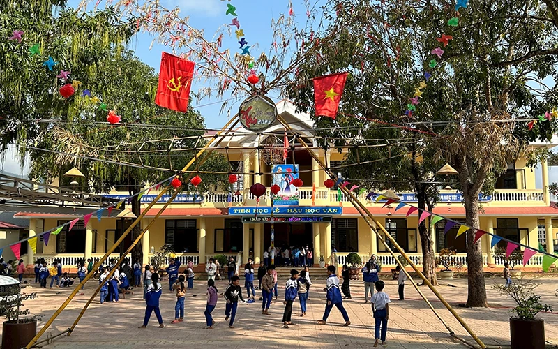 Trường tiểu học Thuận được xây dựng khang trang, tạo động lực khích lệ các em học sinh dân tộc Vân Kiều, Pa Cô đến lớp. 