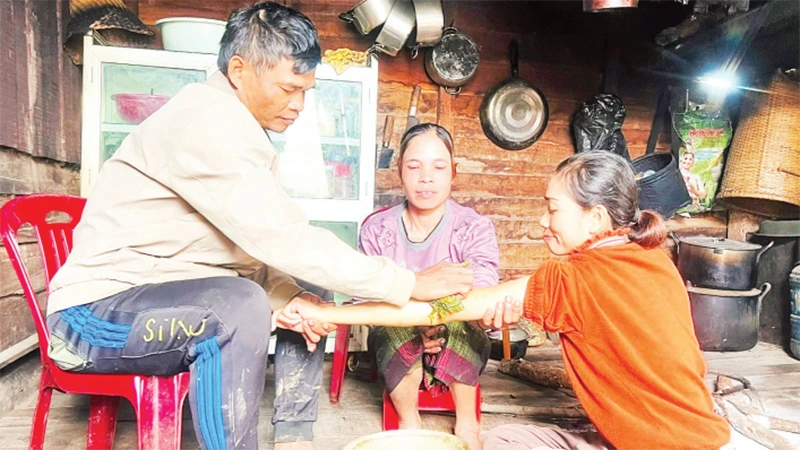 Anh Thuần thực hiện kỹ thuật bó thuốc truyền thống cho bệnh nhân.