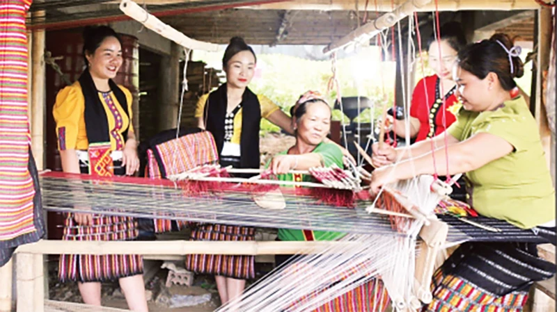 Miền tây Nghệ An là nơi sinh sống tập trung của đồng bào dân tộc thiểu số, lưu giữ nhiều nét văn hóa đặc sắc.