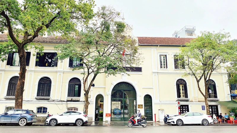 Sở Văn hóa và Thể thao thành phố Hà Nội sẽ được di chuyển đến địa điểm mới, nhưng cần bảo tồn công trình có kiến trúc Pháp tại đây. 