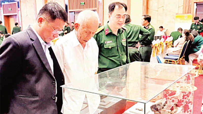 Các cán bộ lão thành cách mạng và lực lượng vũ trang tỉnh Đắk Lắk thamquan trưng bày các tài liệu về Chiến dịch Tây Nguyên.