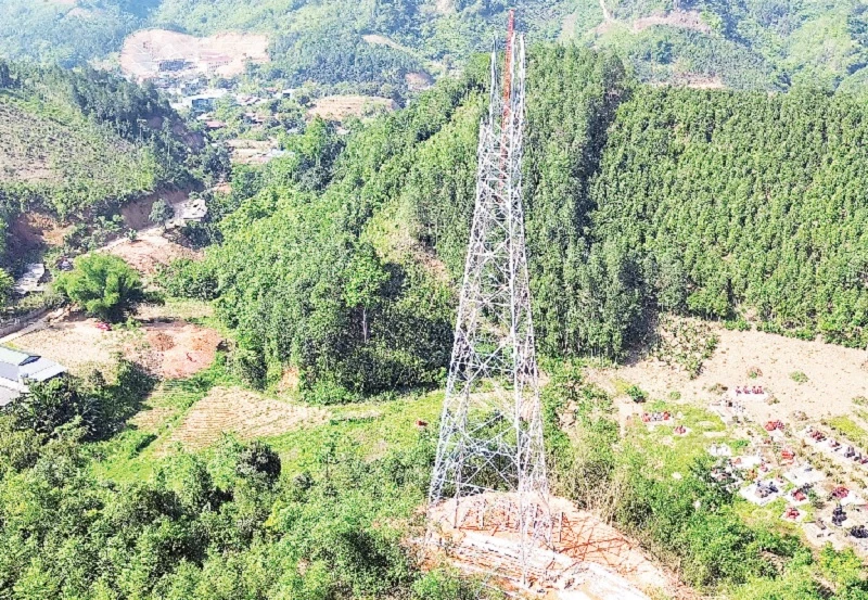 Nhiều hộ dân nhường đất để các nhà thầu đẩy nhanh thi công dự án đường dây 500 kV Lào Cai-Vĩnh Yên đoạn qua tỉnh Lào Cai.