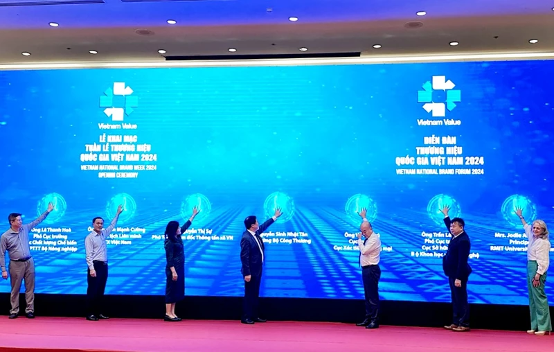 Các đại biểu ấn nút khai mạc Tuần lễ Thương hiệu Quốc gia Việt Nam 2024.