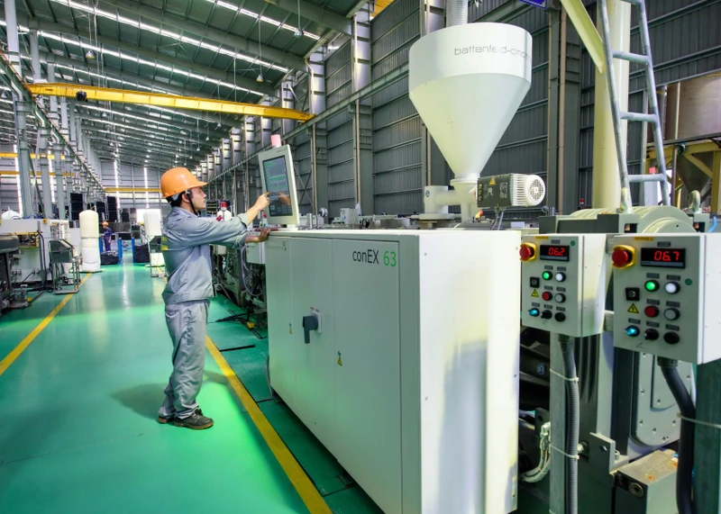 Sản xuất các sản phẩm ống nhựa tại Nhà máy của Tập đoàn Hoa Sen. (Ảnh: HOÀI THU)