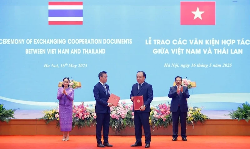 Đại diện Central Group và Central Retail cùng đại diện Bộ Công thương ký thoả thuận hợp tác.