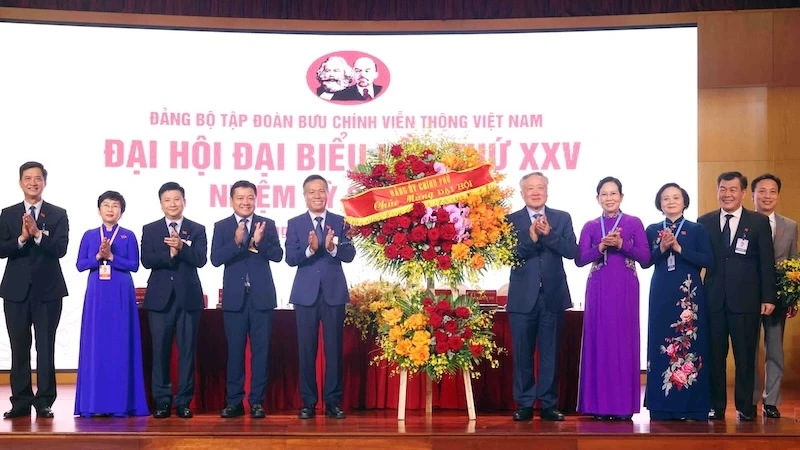 Đoàn Chủ tịch Đại hội đón nhận lẵng hoa chúc mừng của Đảng ủy Chính phủ
