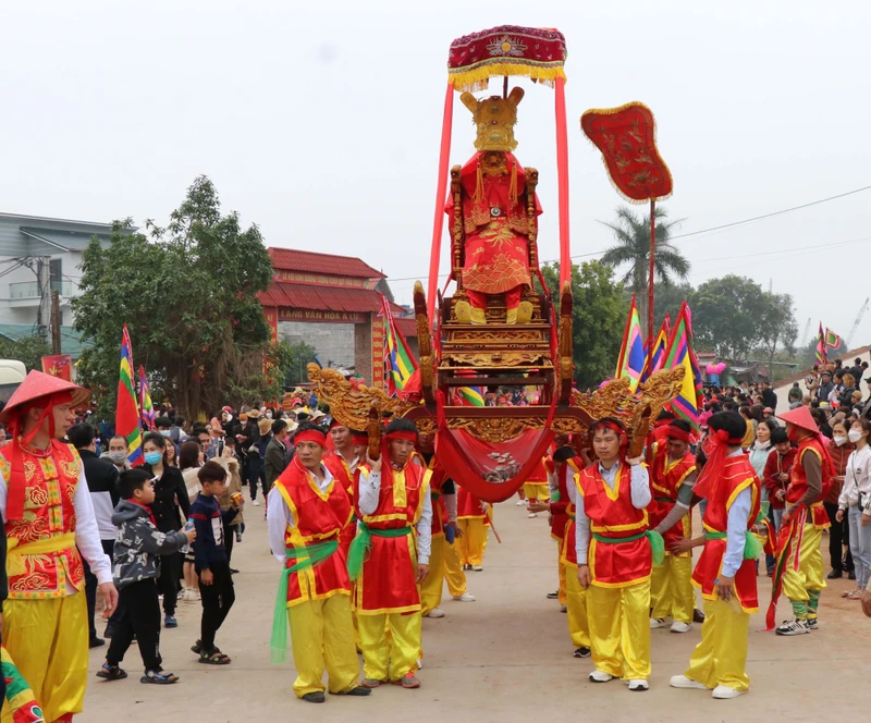 Đoàn rước kiệu từ đền Kinh Dương Vương ra Lăng Kinh Dương Vương.