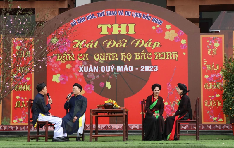 Các cặp thi sân khấu đối đáp.