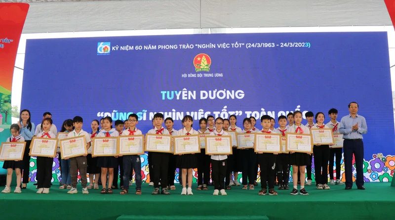 Trao bằng khen tuyên dương "Dũng sĩ nghìn việc tốt".