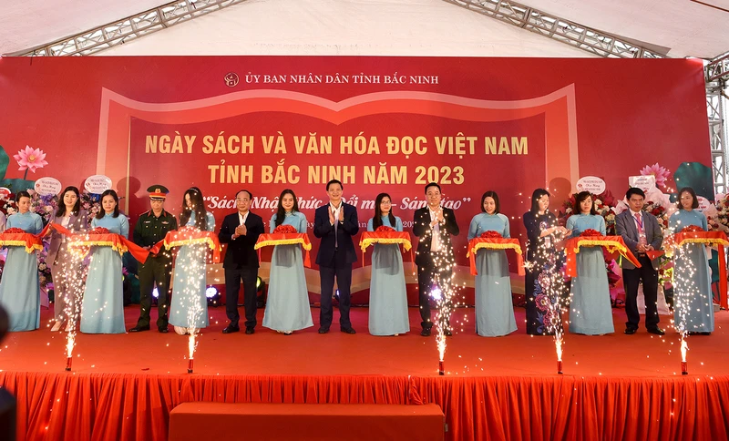 Các đại biểu cắt băng khai mạc ngày sách và văn hoá đọc.