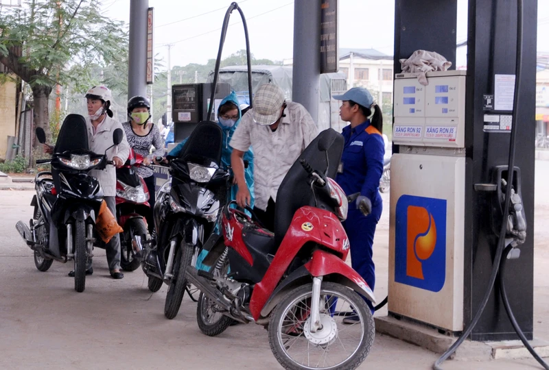 Bộ Công thương đang xin ý kiến để xây dựng nghị định mới về kinh doang xăng dầu. Ảnh: Hải Nam