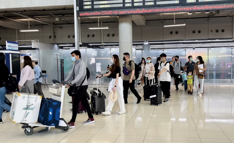 Du khách quốc tế tại sân bay Suvarnabhumi ở tỉnh Samut Prakan, Thái Lan. (Ảnh: Tuấn Anh)