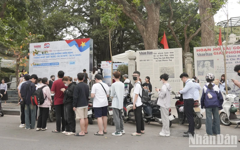 Dòng người xếp hàng tham quan triển lãm tương tác tại Báo Nhân Dân.