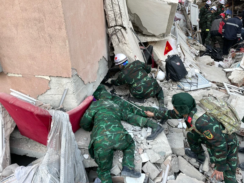 Các lực lượng của Quân đội nhân dân Việt Nam tích cực phối hợp lực lượng địa phương tìm kiếm, cứu trợ các nạn nhân trong trận động đất tại tỉnh Hatay, Thổ Nhĩ Kỳ. (Ảnh: Văn Hiếu, từ Hatay, Thổ Nhĩ Kỳ)