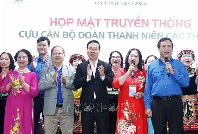 Chủ tịch nước Võ Văn Thưởng với các cựu cán bộ đoàn thanh niên. Ảnh: Thống Nhất/TTXVN