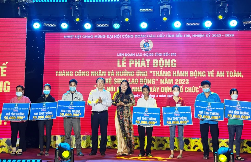 Lãnh đạo tỉnh Bến Tre trao bảng tượng trưng hỗ trợ xây dựng nhà tình thương cho đoàn viên công đoàn thuộc hộ nghèo khó khăn về nhà ở.