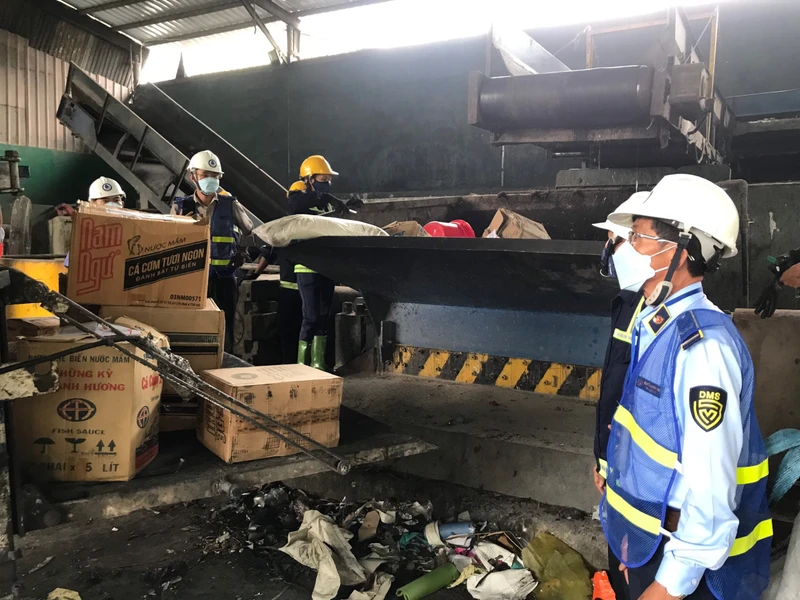 Lực lượng chức năng giám sát chặt quá trình tiêu huỷ hàng hoá nhập lậu và giả nhãn hiệu. (Ảnh: Cục Quản lý thị trường Thành phố Hồ Chí Minh)