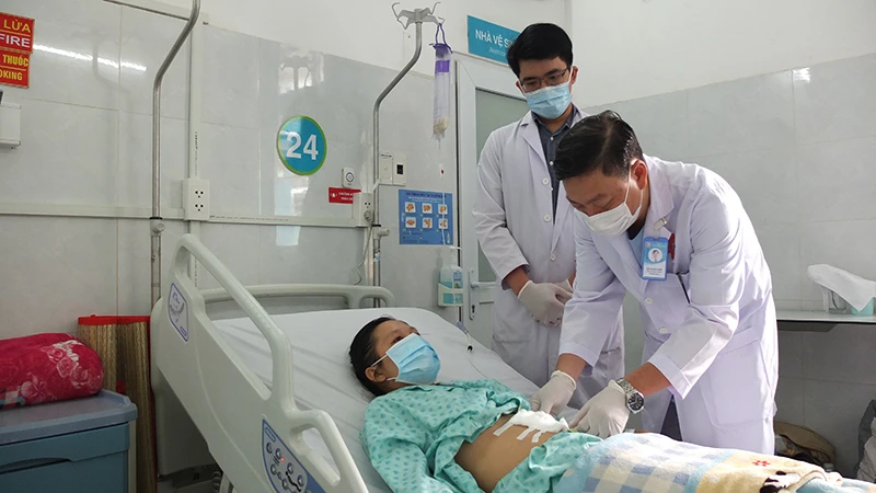 Các bác sĩ kiểm tra vết thương sau phẫu thuật.