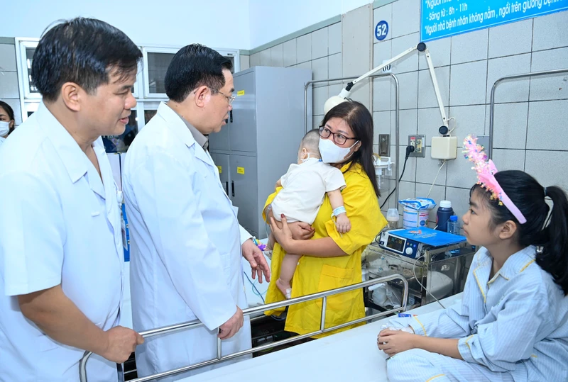 Chủ tịch Quốc hội Vương Đình Huệ gửi lời thăm hỏi, chia sẻ tới các nạn nhân, gia đình nạn nhân trong vụ cháy.