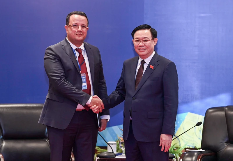 Chủ tịch Quốc hội Vương Đình Huệ và Phó Chủ tịch Quốc hội Algeria Monder Bouden tại buổi tiếp.