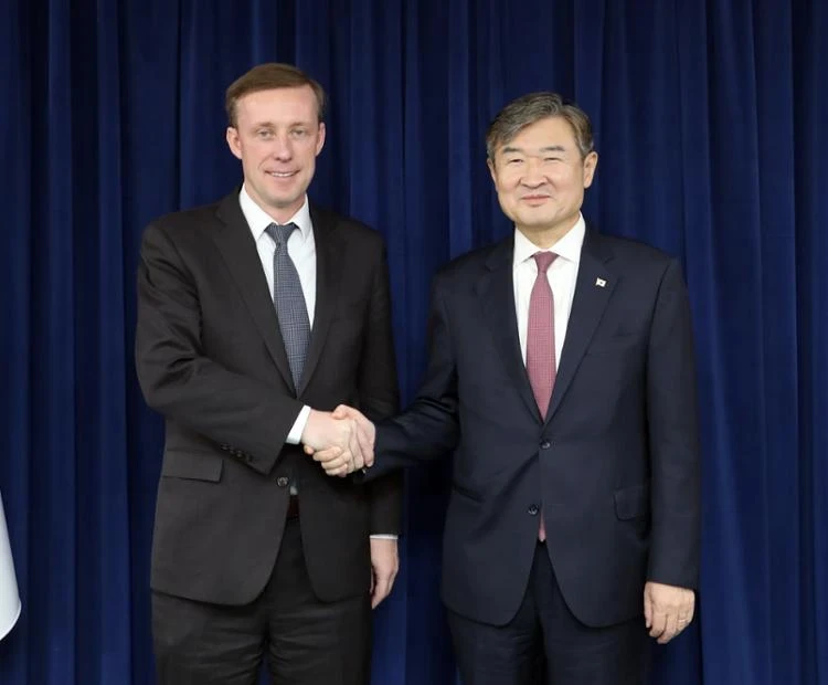 Cố vấn An ninh Quốc gia Hàn Quốc Cho Tae-yong (phải) và người đồng cấp Mỹ, Jake Sullivan tại văn phòng tổng thống ở Seoul ngày 9/12. (Ảnh: The Korea Times)