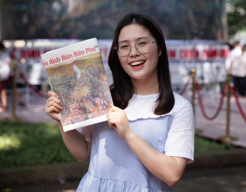 Một bạn trẻ gene Z đã thành công săn được phụ san đặc biệt của Báo Nhân Dân ngày 7/5. Ảnh: Sơn Tùng