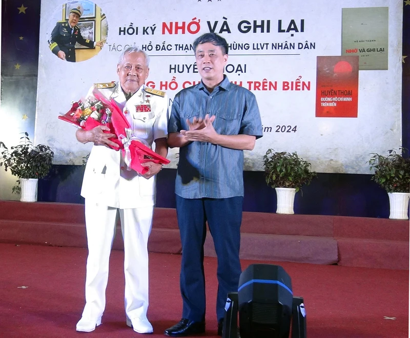 Đại tá, nhà văn Nguyễn Bình Phương, Phó Chủ tịch Hội Nhà văn Việt Nam, Tổng Biên tập Tạp chí Văn nghệ Quân đội tặng hoa chúc mừng tác giả tập hồi ký Anh hùng Lực lượng vũ trang nhân dân Hồ Đắc Thạnh.
