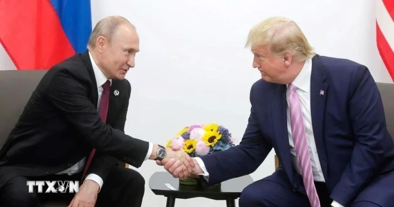 Tổng thống Nga Vladimir Putin (trái) và người đồng cấp Mỹ Donald Trump trong cuộc gặp bên lề Hội nghị thượng đỉnh G20 tại Osaka, Nhật Bản ngày 28/6/2019. (Ảnh: AA/TTXVN)