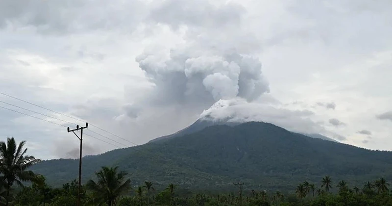 Tro bụi phun lên từ núi lửa Lewotobi Laki-Laki ở Đông Flores, tỉnh Đông Nusa Tenggara (Indonesia) hồi tháng trước. (Ảnh: THX/TTXVN)