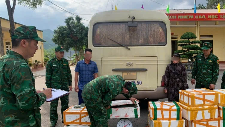 Các đối tượng cùng tang vật tại Đồn Biên phòng cửa khẩu Hoành Mô.