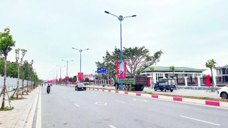Tuyến đường đôi mới mở, thay thế con đường cũ chật hẹp trên địa bàn phường Tứ Minh góp phần làm đẹp đô thị và thúc đẩy kinh tế phát triển.