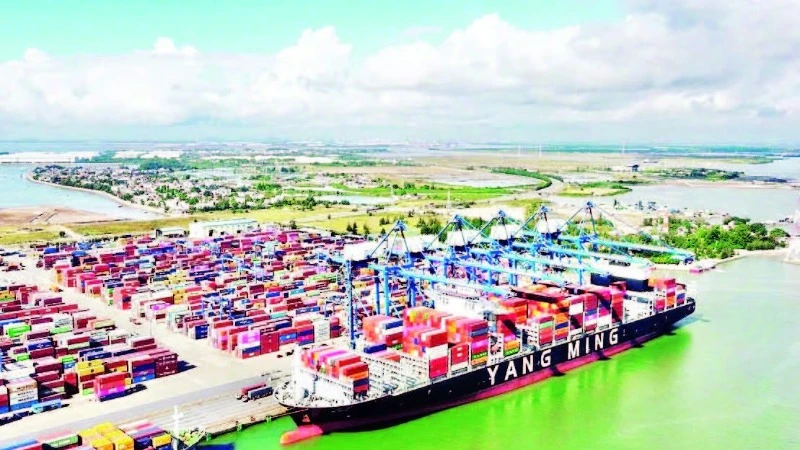 Cảng Lạch Huyện - cảng container lớn nhất phía Bắc.
