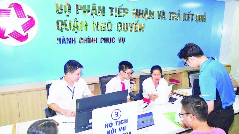 Học sinh Trường trung học cơ sở An Đà trải nghiệm tại Bộ phận “một cửa” quận Ngô Quyền (Hải Phòng).