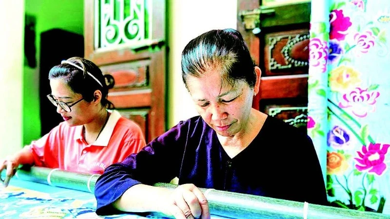 Các sản phẩm thêu ren Văn Lâm ngày càng được đổi mới, đáp ứng thị hiếu của du khách. (Ảnh SỞ DU LỊCH NINH BÌNH)