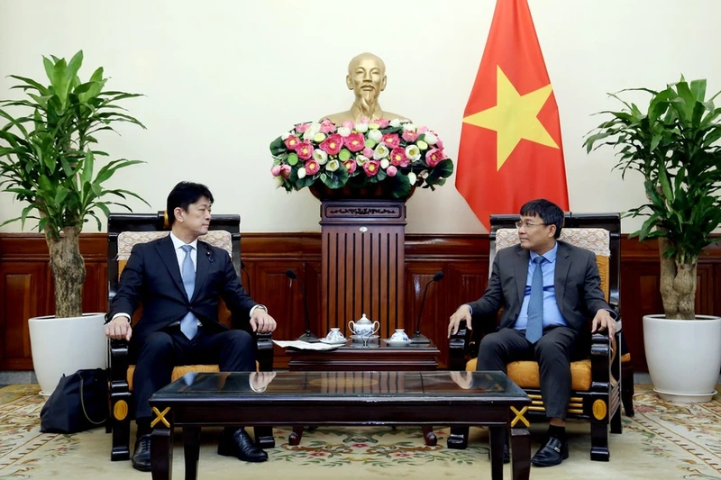 Thứ trưởng Thường trực Ngoại giao Nguyễn Minh Vũ hội đàm với Thứ trưởng Ngoại giao Nhật Bản. (Ảnh: Báo Thế giới và Việt Nam)