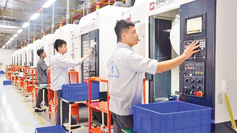 Sinh viên Trường cao đẳng Kỹ thuật - Công nghệ Vĩnh Phúc thực tập tại nhà máy.