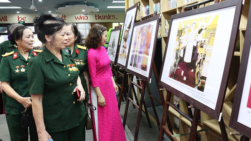 Các cựu quân nhân tham quan gian trưng bày nhân dịp kỷ niệm 50 năm Ngày Giải phóng miền nam, thống nhất đất nước.