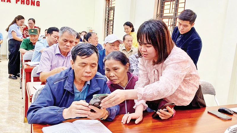 Phường Hà Phong, thành phố Hạ Long tổ chức lớp “Bình dân học vụ số” hướng dẫn công nghệ cho người dân.