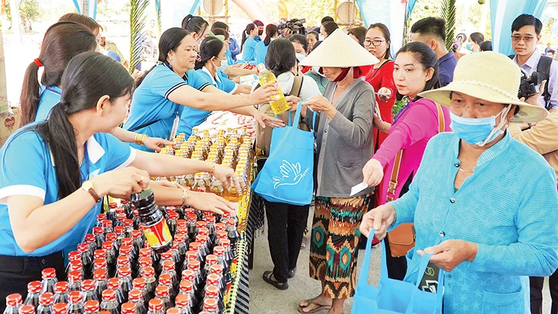 Trao nhu yếu phẩm tặng hội viên phụ nữ nghèo, khó khăn tại huyện Hồng Ngự, tỉnh Đồng Tháp.