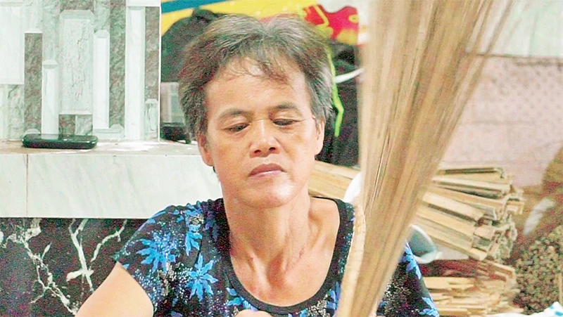 Nghề bó chổi giúp bà Mai Ngọc Hiếu vươn lên thoát nghèo và có điều kiện lo cho con cái ăn học.