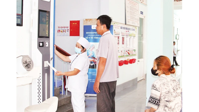 Mô hình Ki-ốt sức khỏe thông minh được người dân tin tưởng tại Trạm Y tế xã An Phước.