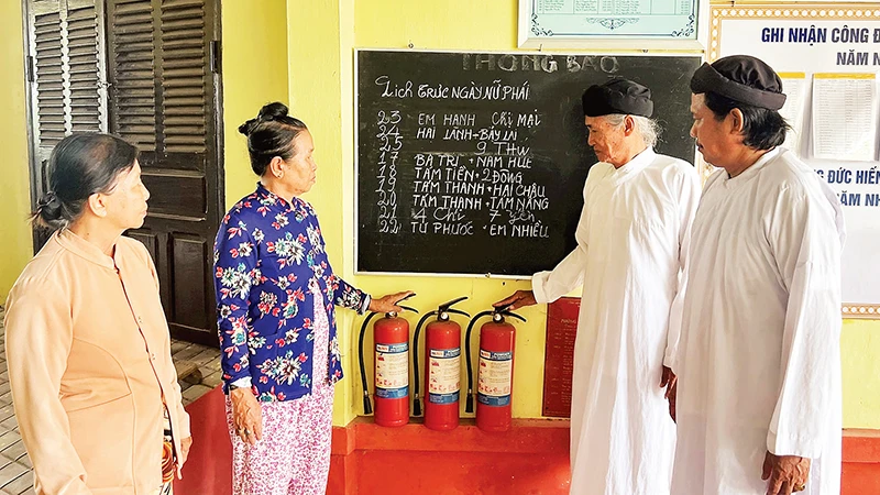 Chức sắc Cao Đài Ban Chỉnh xã Thạnh Phước (huyện Bình Đại, tỉnh Bến Tre) thường xuyên trao đổi, cung cấp thông tin về tình hình an ninh trật tự với bà con tín đồ tại địa phương.