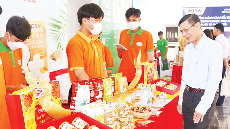 Các sản phẩm chế biến từ trái dừa sáp của Công ty TNHH Chế biến dừa sáp Cầu Kè, xã Thạnh Phú, huyện Cầu Kè, tỉnh Trà Vinh.
